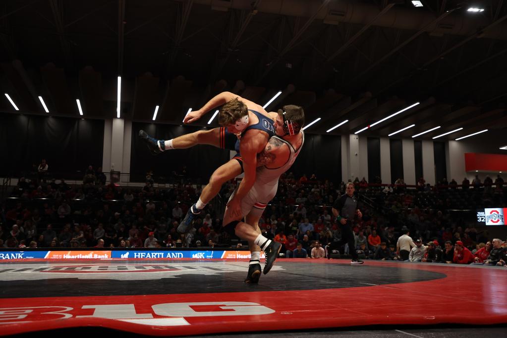 Ohio State Wrestling Find Groove in 36-6 Rout of Illini